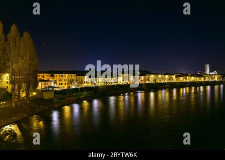 Die nächtliche Szene der Altstadt von Verona nahm das Klettern der Castelvecchio-Brücke an einem kalten Winterabend im Dezember 2016 in Verona, Italien, auf Stockfoto