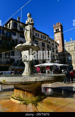 Piazza delle Erbe, der älteste Platz in Verona und laut Wiki „der beliebteste italienische Platz der Welt“. Dezember 2016, Verona, Italien Stockfoto