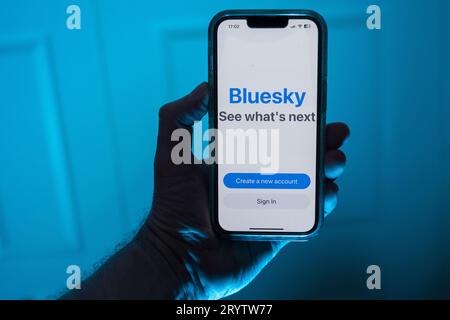 Hand mit dem iPhone mit der X- oder Twitter-Alternative Bluesky Stockfoto