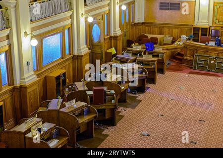 Die Schreibtische wurden zur Seite verlegt, um die Kammer des Repräsentantenhauses im State Capitol in Pierre, South Dakota, USA, zu renovieren Stockfoto