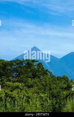 Panoramaaussicht auf den Vulkan Fuego in Guatemala, ein Krater, der 2006 vor einem großen Ausbruch aufgenommen wurde, eine latente Gefahr für die Bewohner in der Nähe. Stockfoto