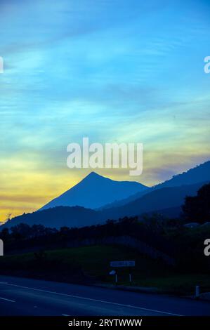 Panoramaaussicht auf den Vulkan Fuego in Guatemala, ein Krater, der 2006 vor einem großen Ausbruch aufgenommen wurde, eine latente Gefahr für die Bewohner in der Nähe. Stockfoto