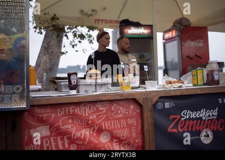 Belgrad, Serbien, 24. September 2023: Fastfood-Stand in Zemun Stockfoto