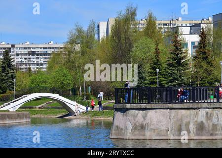 Moskau, Russland - 11. Mai. 2021. Uferung des Michailowski-Teiches in Zelenograd Stockfoto