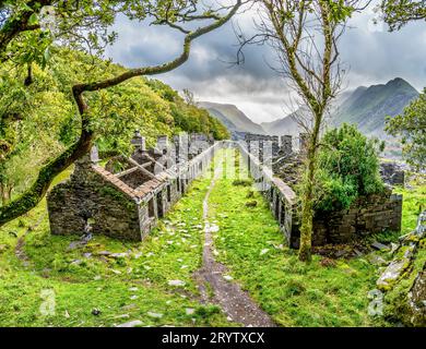 Dies sind Minenhütten der Anglesey Barracks im verlassenen Dinorwig Schieferbruch in der Nähe des walisischen Dorfes Llanberis im Snowdonia-Nationalpark Stockfoto
