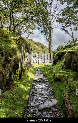 Dies sind Minenhütten der Anglesey Barracks im verlassenen Dinorwig Schieferbruch in der Nähe des walisischen Dorfes Llanberis im Snowdonia-Nationalpark Stockfoto