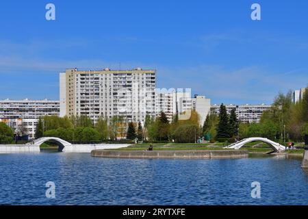 Moskau, Russland - 11. Mai. 2021. Uferung des Michailowski-Teiches in Zelenograd Stockfoto