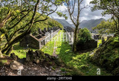 Dies sind Minenhütten der Anglesey Barracks im verlassenen Dinorwig Schieferbruch in der Nähe des walisischen Dorfes Llanberis im Snowdonia-Nationalpark Stockfoto