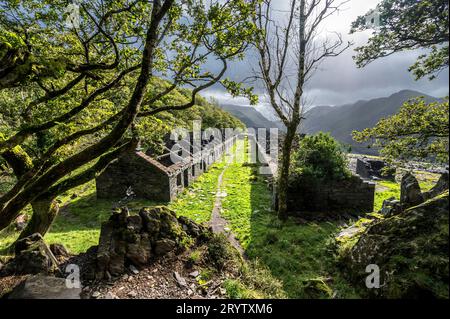 Dies sind Minenhütten der Anglesey Barracks im verlassenen Dinorwig Schieferbruch in der Nähe des walisischen Dorfes Llanberis im Snowdonia-Nationalpark Stockfoto