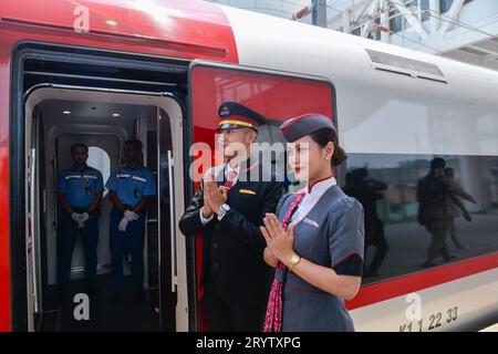 Jakarta, Indonesien. Oktober 2023. Besatzungsmitglieder eines Hochgeschwindigkeitszuges der Jakarta-Bandung High-Speed Railway begrüßen Passagiere und Gäste am Halim-Bahnhof in Jakarta, Indonesien, 2. Oktober 2023. Quelle: Xu Qin/Xinhua/Alamy Live News Stockfoto