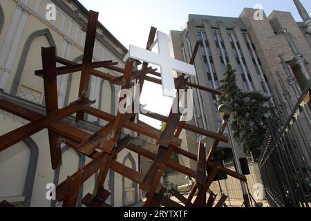 Nicht exklusiv: DNIPRO, UKRAINE - 01. OKTOBER 2023 - die temporäre Installation "Kreuz der Streitkräfte der Ukraine" aus Panzerabwehrigeln Stockfoto