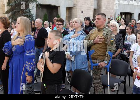 Nicht exklusiv: DNIPRO, UKRAINE - 01. OKTOBER 2023 - Teilnehmer der Eröffnungszeremonie der temporären Installation "Kreuz der Streitkräfte von U Stockfoto