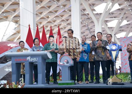 Jakarta, Indonesien. Oktober 2023. Der indonesische Präsident Joko Widodo (vorn) drückt einen Knopf, der den offiziellen Betrieb der Jakarta-Bandung-Hochgeschwindigkeitsbahn (HSR) während einer Zeremonie am Halim-Bahnhof in Jakarta, Indonesien, am 2. Oktober 2023 anzeigt. Quelle: Xu Qin/Xinhua/Alamy Live News Stockfoto