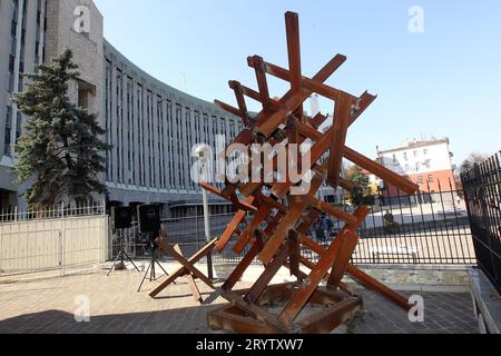 Nicht exklusiv: DNIPRO, UKRAINE - 01. OKTOBER 2023 - die temporäre Installation "Kreuz der Streitkräfte der Ukraine" aus Panzerabwehrigeln Stockfoto