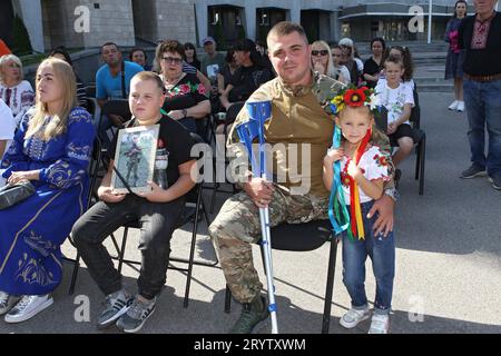 Nicht exklusiv: DNIPRO, UKRAINE - 01. OKTOBER 2023 - Teilnehmer der Eröffnungszeremonie der temporären Installation "Kreuz der Streitkräfte von U Stockfoto