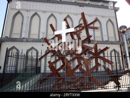 Nicht exklusiv: DNIPRO, UKRAINE - 01. OKTOBER 2023 - die temporäre Installation "Kreuz der Streitkräfte der Ukraine" aus Panzerabwehrigeln Stockfoto