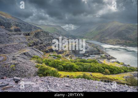 Allgemeine Landschaft mit Ausgrabungen aus dem verlassenen Dinorwig Schieferbruch oberhalb des walisischen Dorfes Llanberis im Snowdonia-Nationalpark Stockfoto