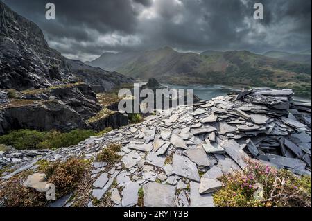 Allgemeine Landschaft mit Ausgrabungen aus dem verlassenen Dinorwig Schieferbruch oberhalb des walisischen Dorfes Llanberis im Snowdonia-Nationalpark Stockfoto