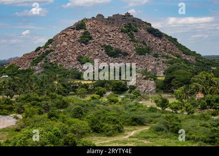 Blick auf das Queen's Fort im Gingee Fort Complex im Bezirk Villupuram, Tamil Nadu, Indien. Konzentrieren Sie sich auf die Felsen des Hügels. Stockfoto