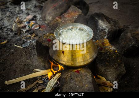 Traditionelle Art, Speisen zuzubereiten und Gott während eines Tempelfestes, Tamil Nadu, Indien, anzubieten. Fokusset Utensilien. Stockfoto