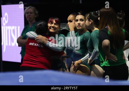 Antwerpen, Belgien. Oktober 2023. Die Turner umarmen sich während der Women's Qualifications der World Artistic Gymnastics Championships 2023 in Antwerpen, Belgien, am 2. Oktober 2023. Quelle: Zheng Huansong/Xinhua/Alamy Live News Stockfoto