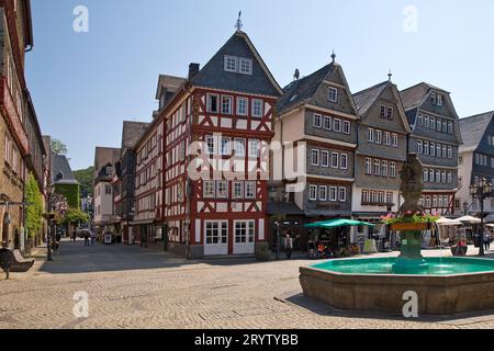 Fachwerkhäuser am Buttermarkt mit Marktbrunnen, Herborn, Hessen, Deutschland, Europa Stockfoto