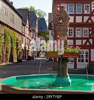 Marktbrunnen am Buttermarkt vor dem Fachwerkhaus, Herborn, Hessen, Deutschland, Europa Stockfoto