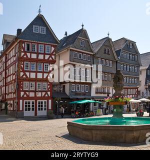 Fachwerkhäuser am Buttermarkt mit Marktbrunnen, Herborn, Hessen, Deutschland, Europa Stockfoto