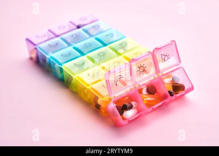 Helle Pille Box mit verschiedenen Pillen und Vitaminen. Stockfoto