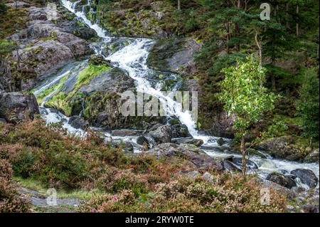 Das Bild zeigt die Ogwen-Wasserfälle am Fuße des Ogwen-Tals in Snowdonia NP in Nordwales Stockfoto