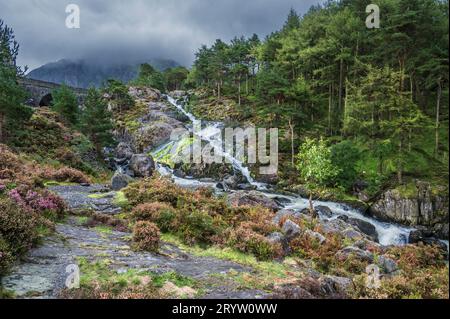 Das Bild zeigt die Ogwen-Wasserfälle am Fuße des Ogwen-Tals in Snowdonia NP in Nordwales Stockfoto