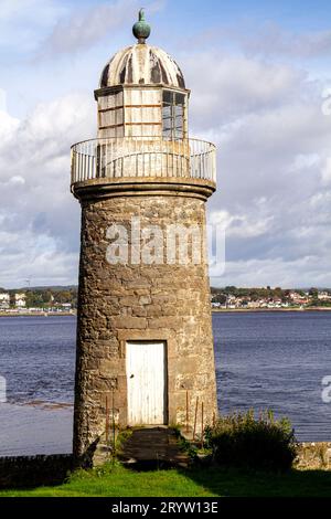 Oktober 1823-2023. Wunderschöner Herbstblick auf den 200 Jahre alten Leuchtturm Tayport Low (West Common, East Lighthouse) in Fife, Schottland Stockfoto