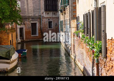 Ein malerischer Blick auf einen gewundenen Kanal mit Gebäuden auf beiden Seiten Stockfoto