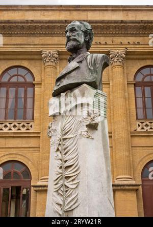 Denkmal für Giuseppe Verdi vor dem Theater Massimo Vittorio Emanuele in Palermo. Sizilien Insel. Italien Stockfoto