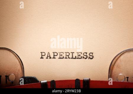 Papierloses Wort, geschrieben mit einer Schreibmaschine. Stockfoto