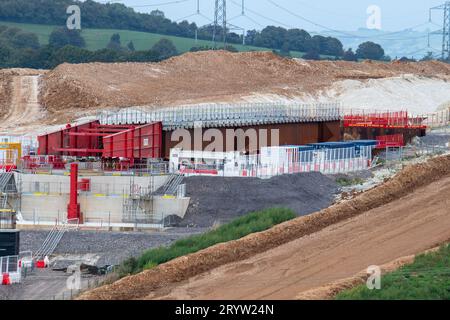 DATEIBILDER. Oktober 2023. Sky News berichtete heute von der Konservativen Partei-Konferenz in Manchester, dass die Nordstrecke der Hochgeschwindigkeitsbahn von Birmingham nach Manchester aufgrund der steigenden Kosten abgesagt werden soll. Wendover Dean, Großbritannien. September 2023. Der Bau des Wendover Dean HS2 Viaduct in Wendover Dean, Aylesbury, Buckinghamshire, hat einen großen Teil der Durham Farm und der umliegenden Landschaft zerstört. Am Wochenende wurde weithin berichtet, dass Premierminister Rishi Sunak voraussichtlich den Stecker auf dem HS2 Northern Leg von Birmingham nach Manchester AS ziehen wird Stockfoto