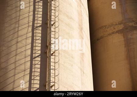 Außenansicht einer Zementfabrik in Morata de Jalon, Provinz Zaragoza in Spanien Stockfoto