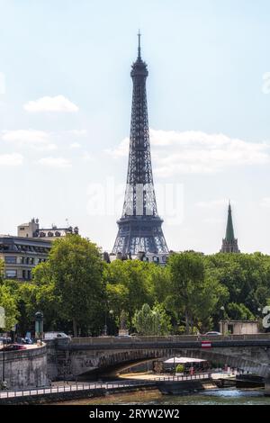 Invalidenbrücke und Eiffelturm Stockfoto