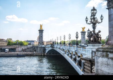 Pont Alexandre III. Über die seine Stockfoto