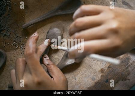 Nahaufnahme der Hände, die einen kleinen Löffel Formen Stockfoto