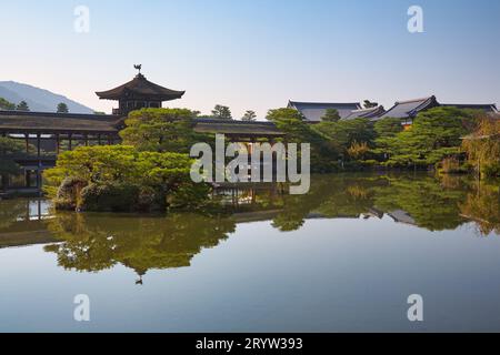 Die Taihei-kaku ist Hashidono (überdachte Brücke) im Garten des Heian-jingu-Schreins. Kyoto. Japan Stockfoto