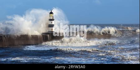 Wellen, die über Seaham Leuchtturm an der nordöstlichen Küste von England. Stockfoto