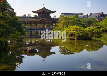 Die Taihei-kaku ist Hashidono (überdachte Brücke) im Garten des Heian-jingu-Schreins. Kyoto. Japan Stockfoto