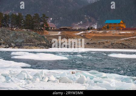 Rapiden des Altai-Flusses Katun mit eisbedeckten und schneebedeckten Ufern im Winter in der Nähe der Siedlung Elekmonar. Stockfoto