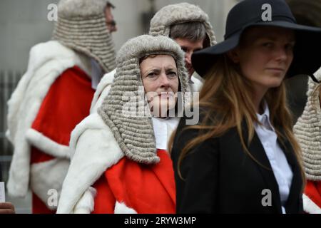 London, England, Großbritannien. Oktober 2023. Richter, wichtige juristische Personen und leitende Angehörige der Rechtsberufe nehmen an einer zeremoniellen Prozession zu den Kammern des Parlaments Teil, nachdem sie am jährlichen Judges Service in Westminster Abbey teilgenommen haben, was den Beginn des neuen Rechtsjahres markiert. (Kreditbild: © Thomas Krych/ZUMA Press Wire) NUR REDAKTIONELLE VERWENDUNG! Nicht für kommerzielle ZWECKE! Quelle: ZUMA Press, Inc./Alamy Live News Stockfoto