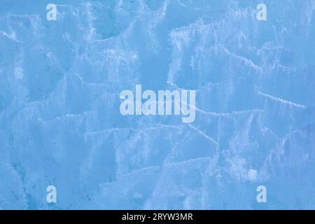 Textur der Wintereisoberfläche. Blauer natürlicher Eishintergrund Stockfoto