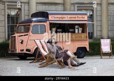 Fans des Cliveden Literary Festivals genießen die Atmosphäre eines Buchfestivals auf dem Gelände des historischen Hauses in Berkshire, England, Großbritannien Stockfoto