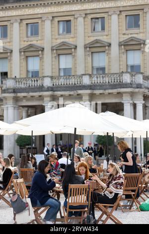 Fans des Cliveden Literary Festivals genießen die Atmosphäre eines Buchfestivals auf dem Gelände des historischen Hauses in Berkshire, England, Großbritannien Stockfoto