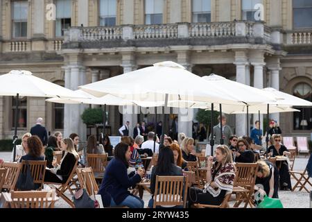 Fans des Cliveden Literary Festivals genießen die Atmosphäre eines Buchfestivals auf dem Gelände des historischen Hauses in Berkshire, England, Großbritannien Stockfoto