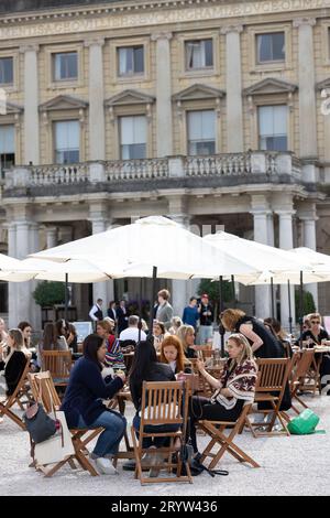 Fans des Cliveden Literary Festivals genießen die Atmosphäre eines Buchfestivals auf dem Gelände des historischen Hauses in Berkshire, England, Großbritannien Stockfoto